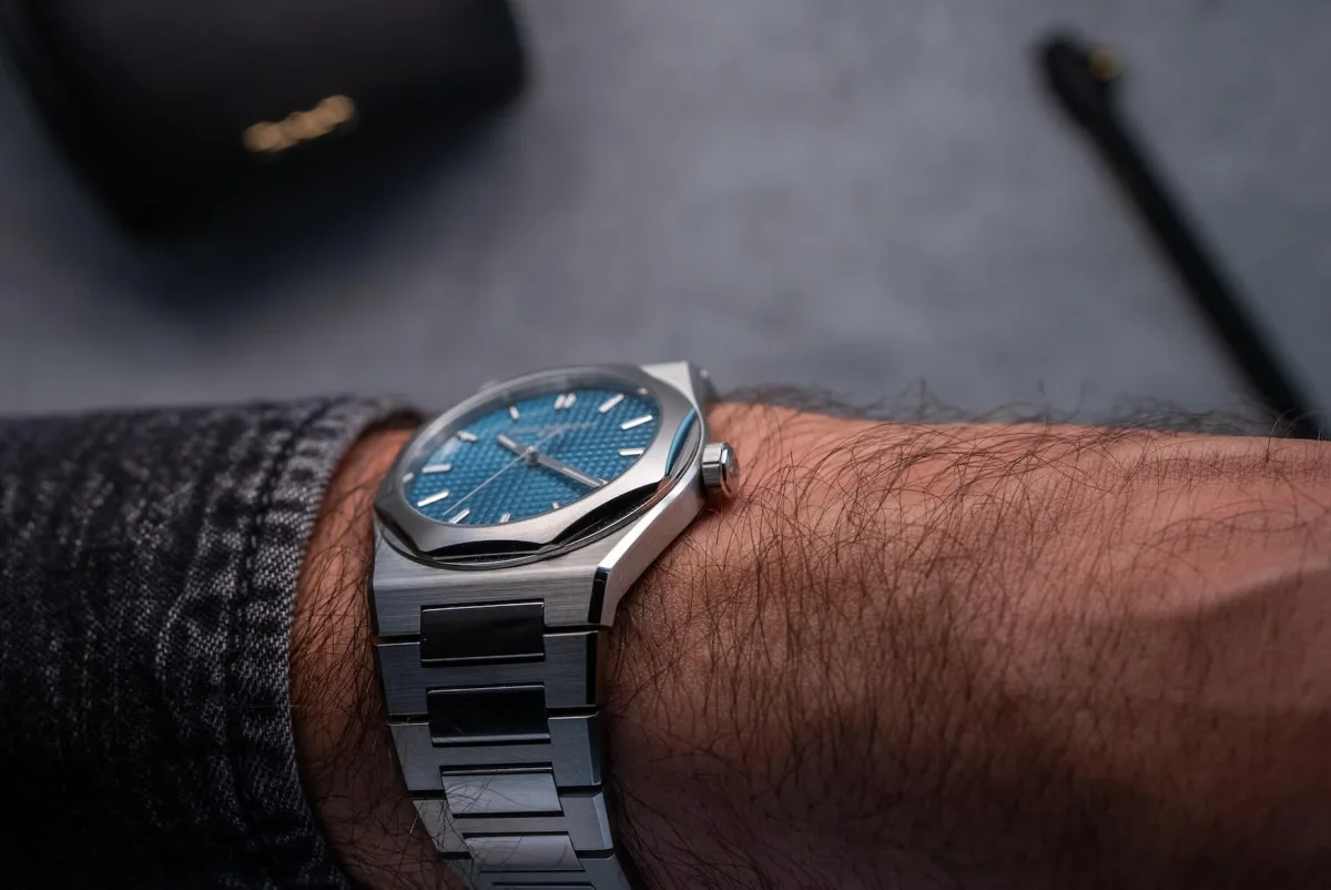 Girard-Perregaux Laureato FIFTY Steel case options