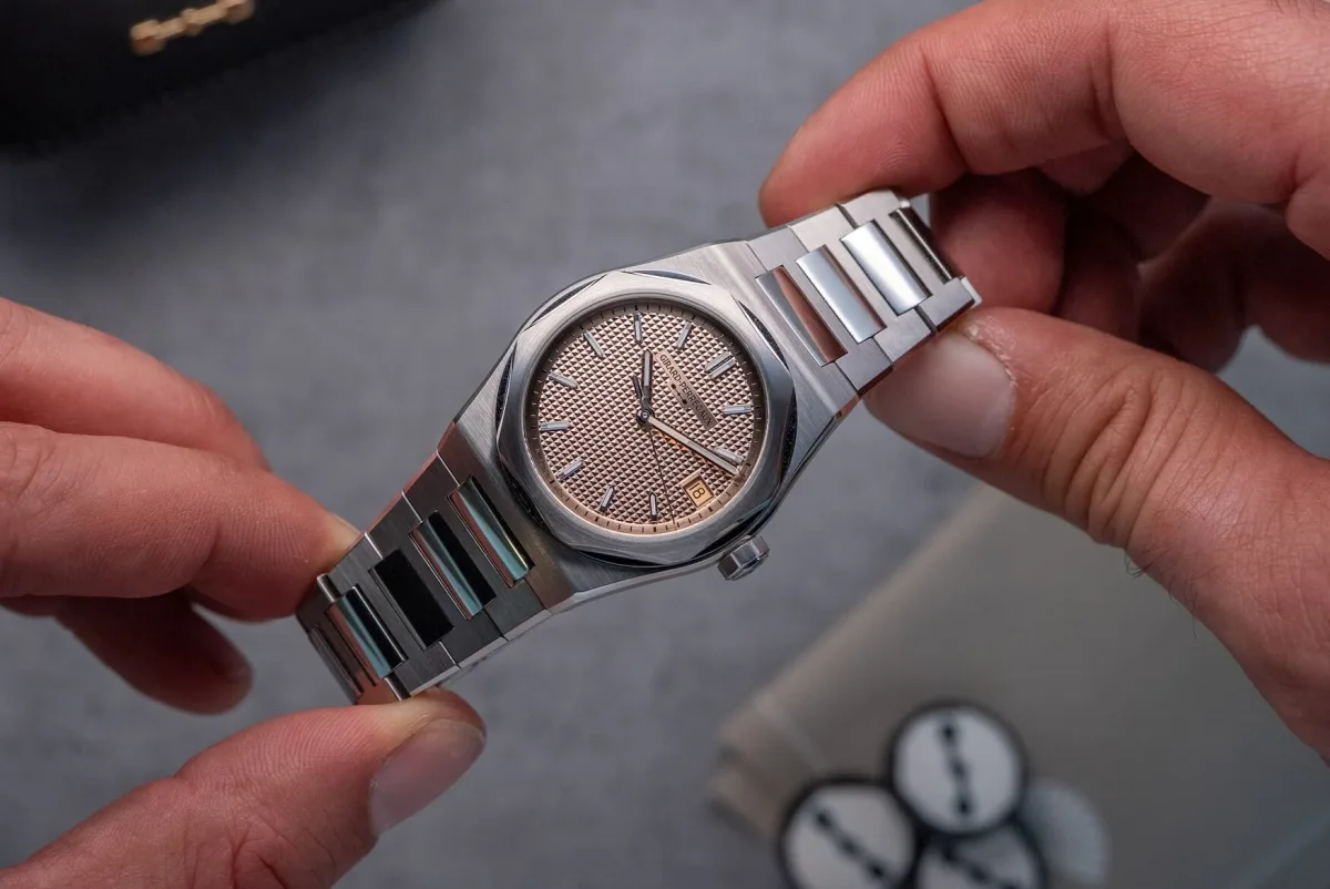 Girard-Perregaux Laureato FIFTY Steel dials