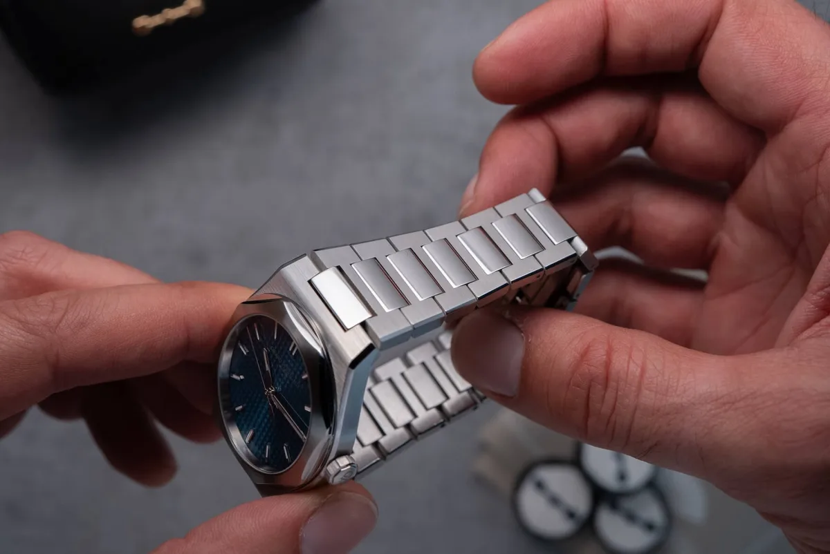 Girard-Perregaux Laureato FIFTY Steel bracelet with micro-adjustment