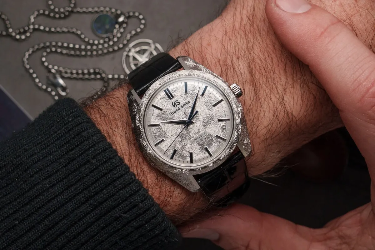 Grand Seiko SBGZ011 case with engraving