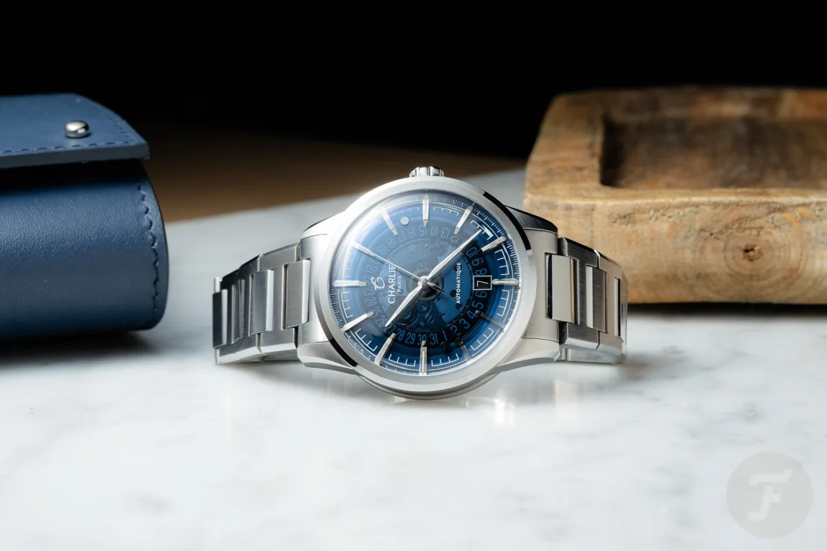 Side view of Charlie Paris Alliance watch case