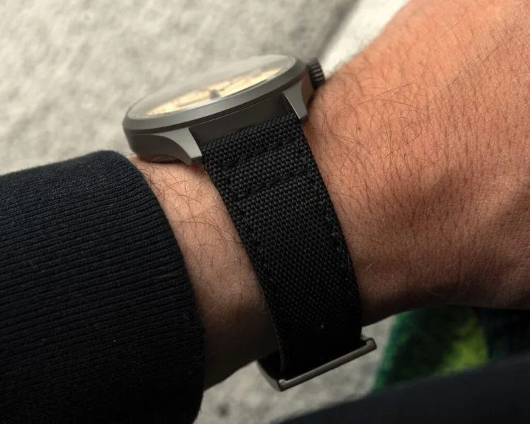 Pilot watch with luminescent coated second hand