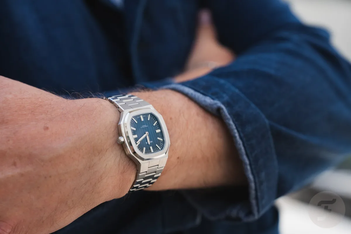 Detail of Côtes de Genève dial effect