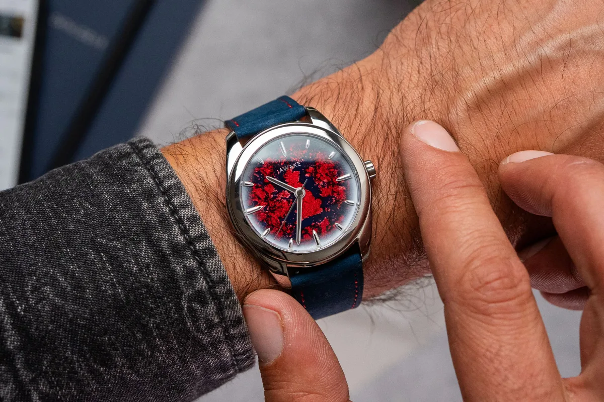 Awake Sơn Mài Union Jack watch highlighting British inspiration