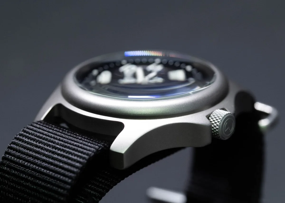 Titanium case of Momentum Atlas with high rounded bezel