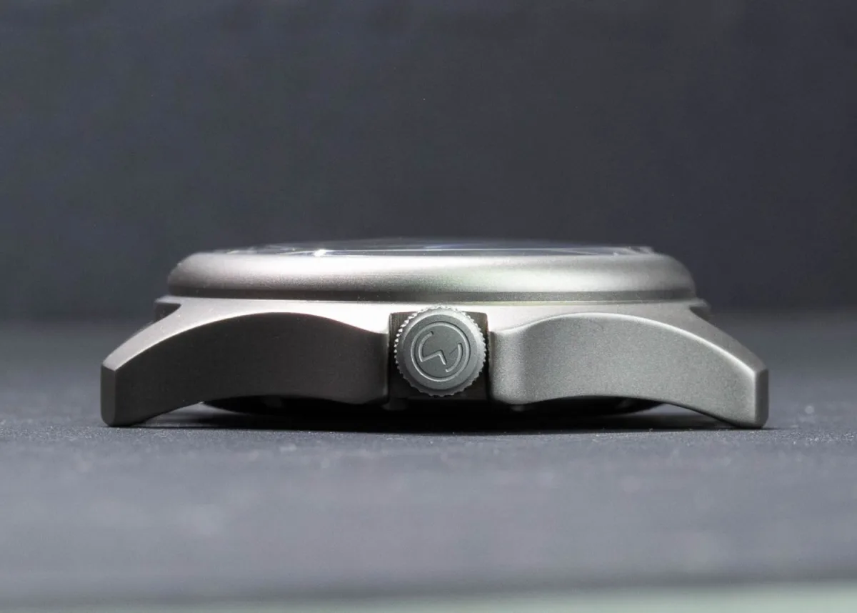 Curved protective elements of the crown on Momentum Atlas