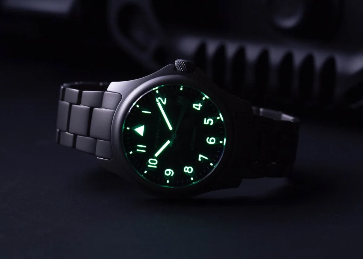 Luminous markers on the Momentum Atlas dial