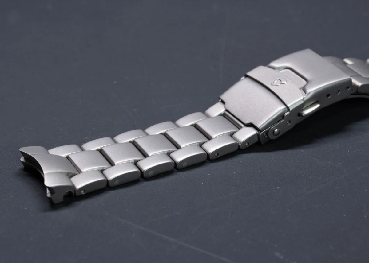 Titanium bracelet of Momentum Atlas with flip-lock clasp