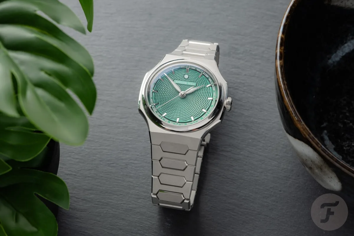 Green dial with écailles de poisson pattern