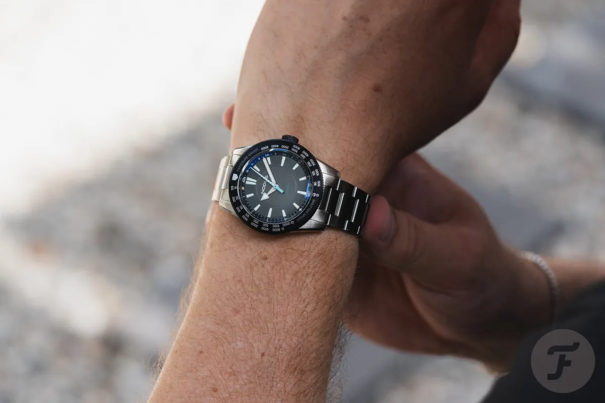 Nodus Obscura II on wrist demonstrating size