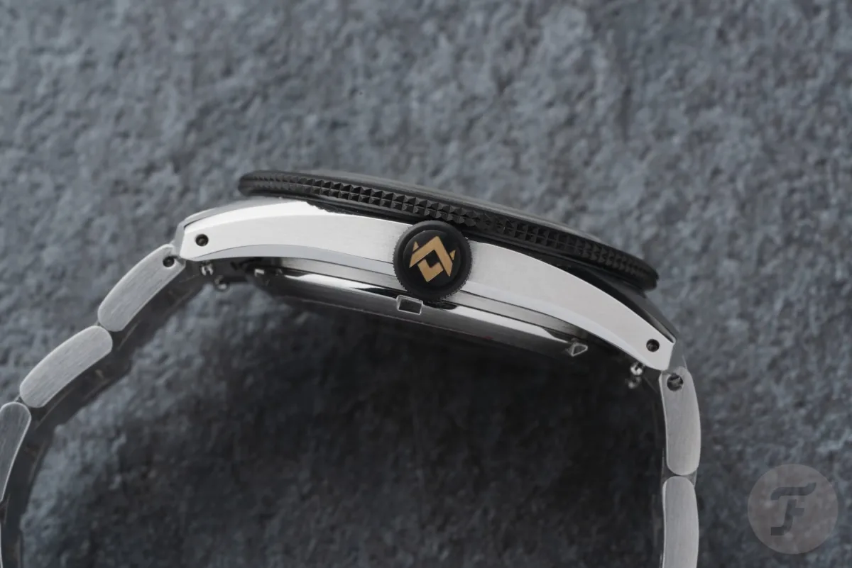 Side view of Nodus Obscura II watch case