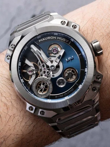 Titanium case and bracelet of Mauron Musy NODE°