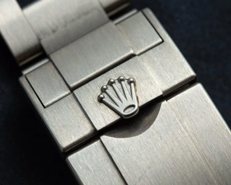 Comparison of original and fake watch surfaces