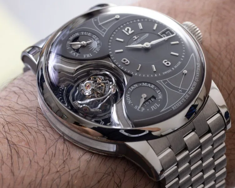 Five-link platinum bracelet of the watch