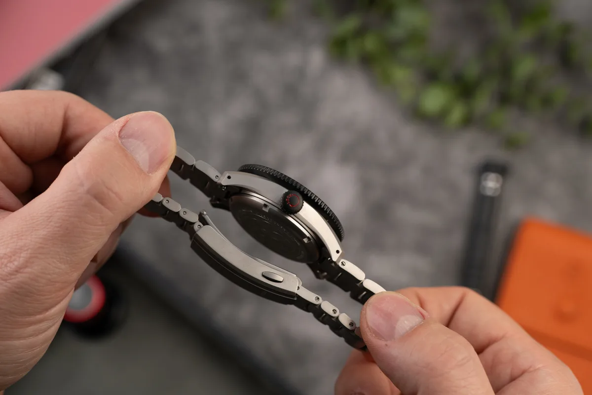 Left-hand crown position on the Nodus watch
