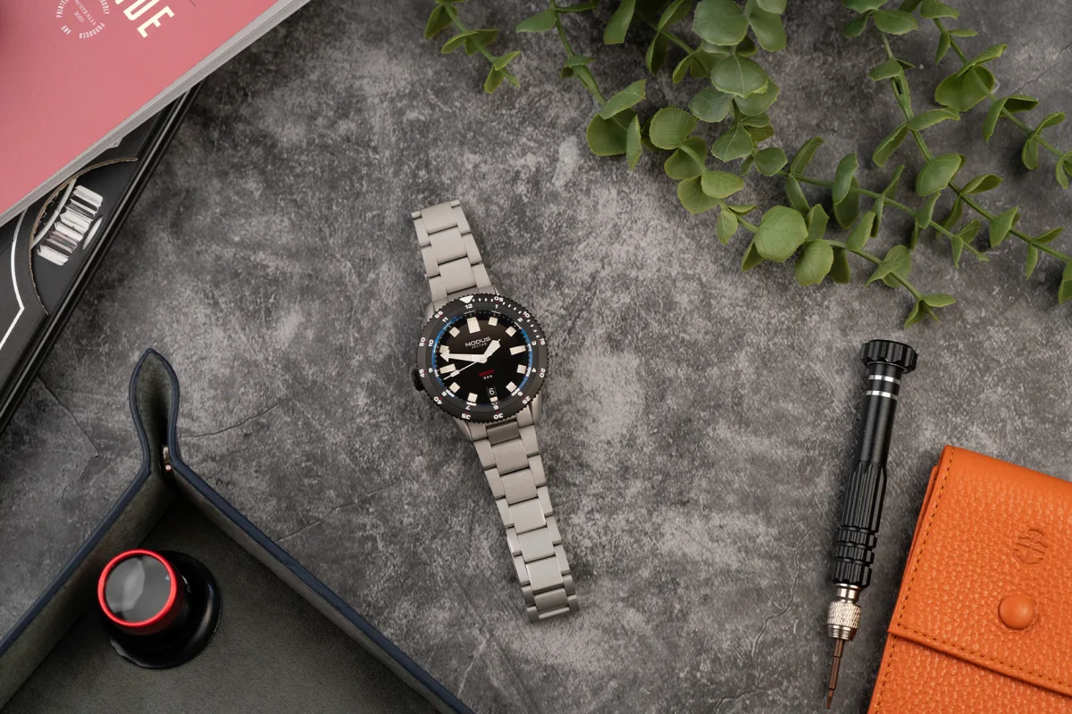 Luminous markers and hands on the Nodus watch