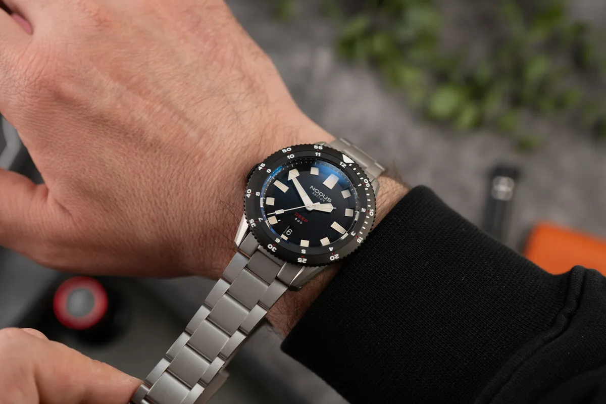 Stainless steel bracelet of the Nodus watch