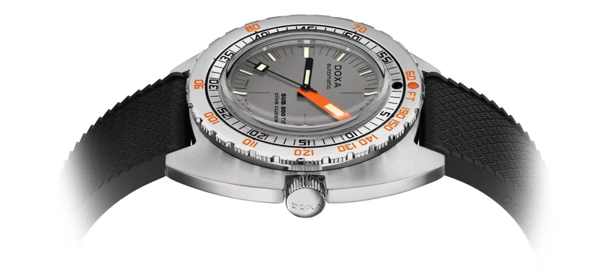 Doxa Sub 300 Ti5 Clive Cussler with highlighted date numbers