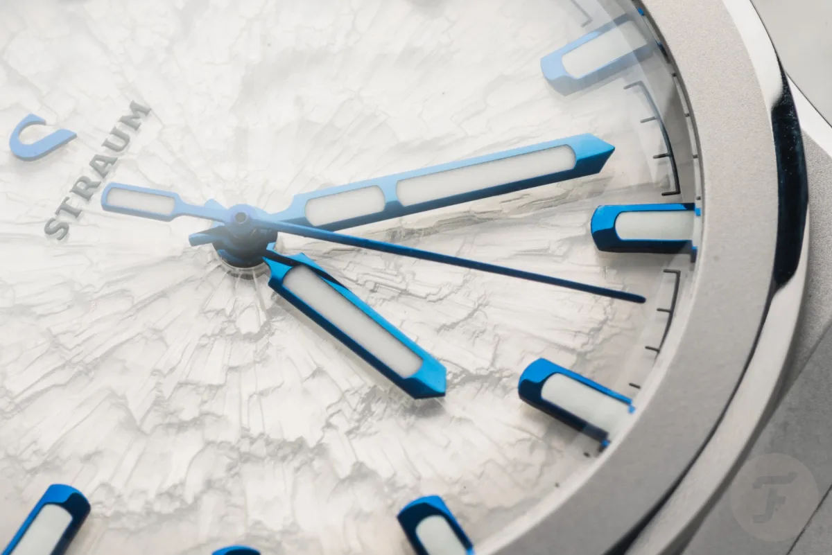 Icy design of Straum Frozen Metal Titanium