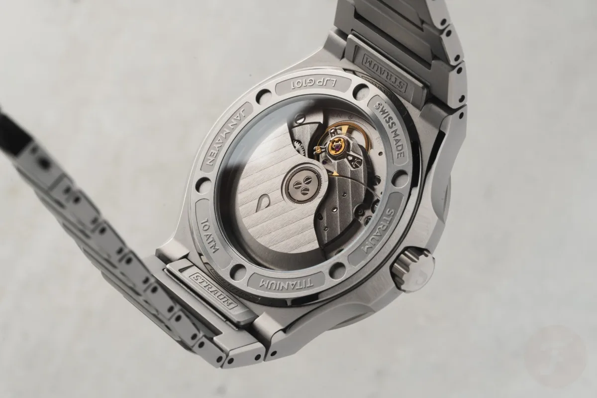 Close-up of Straum Frozen Metal Titanium dial