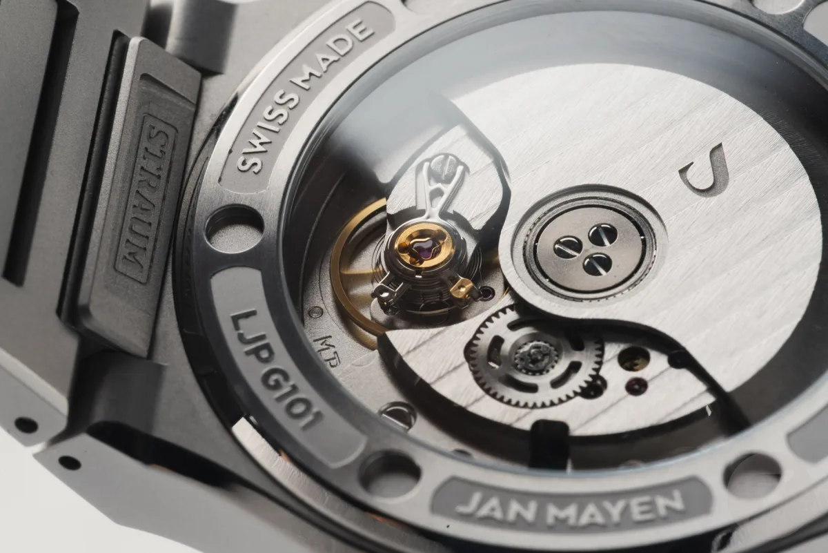 Straum watch with integrated titanium bracelet