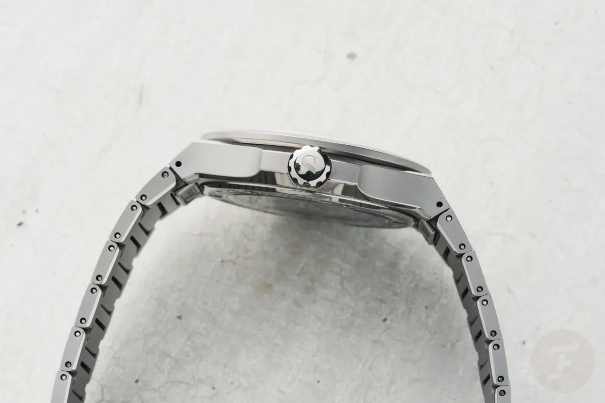 Straum Frozen Metal Titanium dial with blue accents