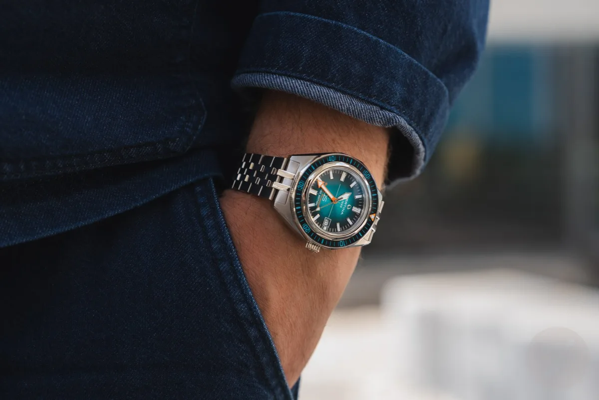 Doxa Sub 250T GMT GMT movement close-up