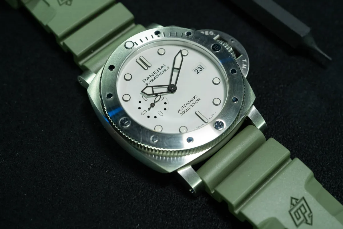 Panerai Submersible PAM1595 dial and hands