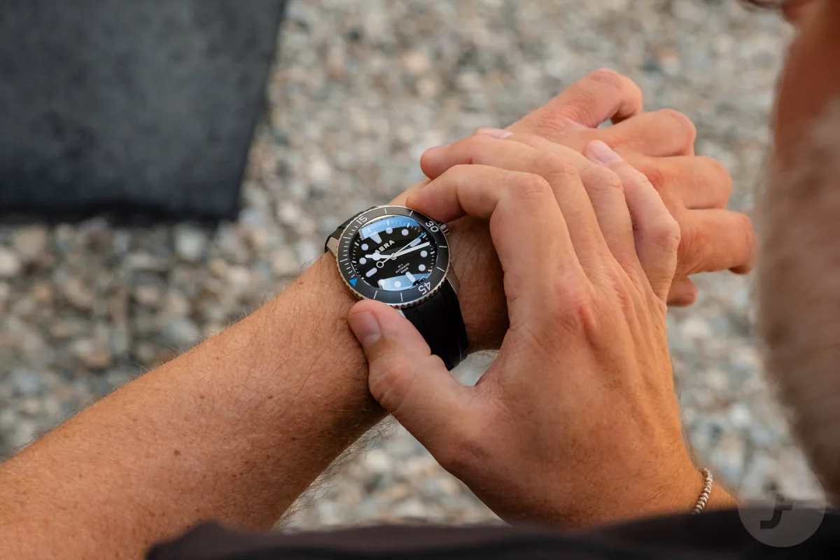 Aera D-1 Diver on wrist profile