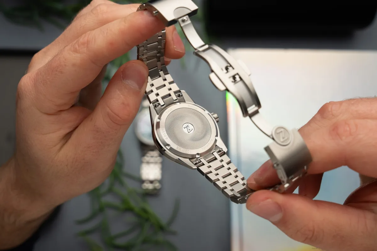 Miyota 9015 movement inside Zelos Helica case