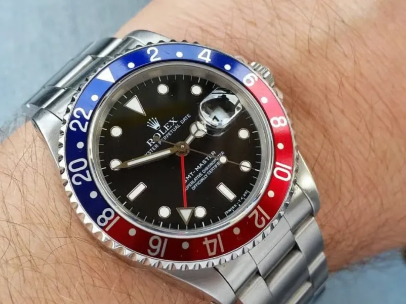 Glycine Airman watch showing GMT functionality