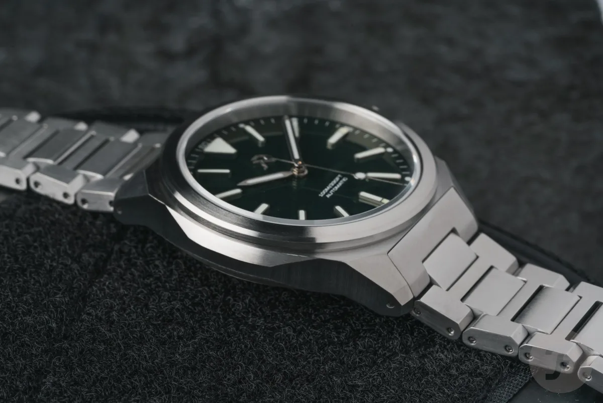 RZE Resolute classic model with black dial