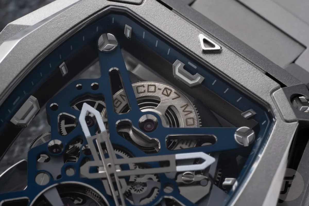 Adjusting the Hunter Titanium bracelet links