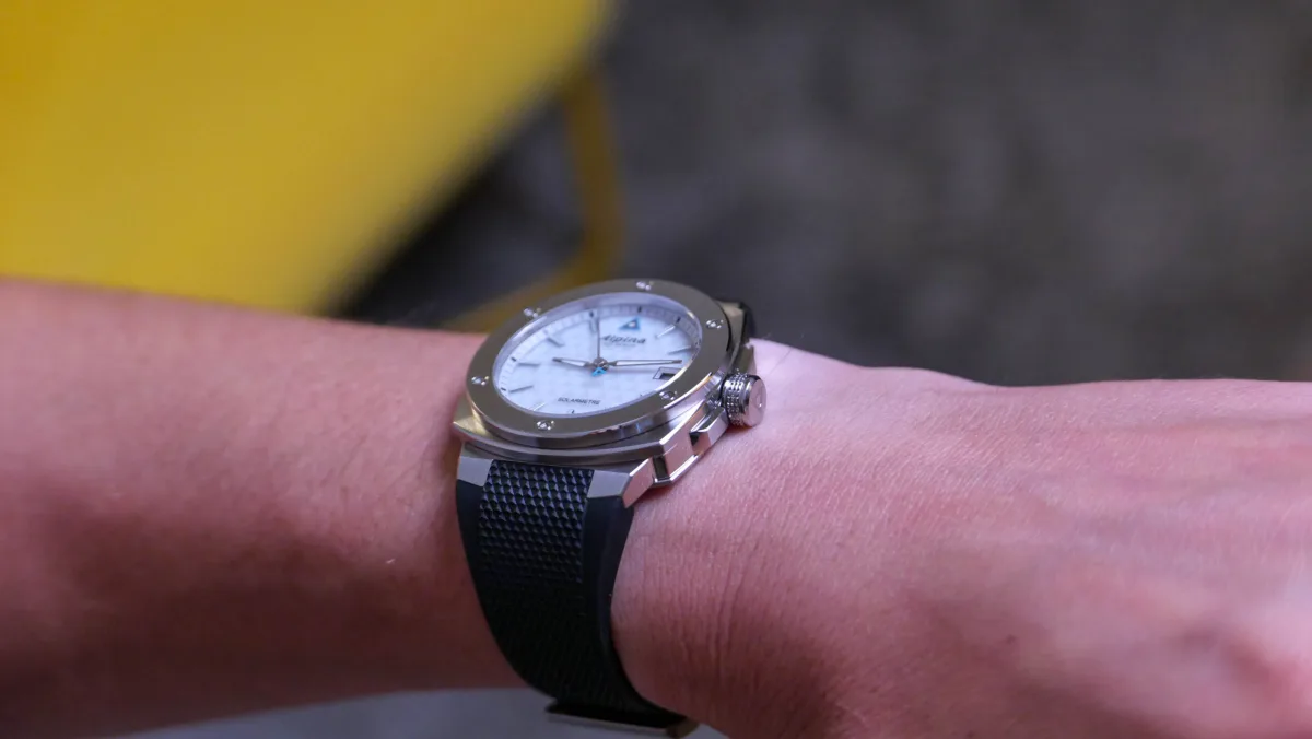 Exposed screws on the bezel of Alpiner Extreme Solarmetre