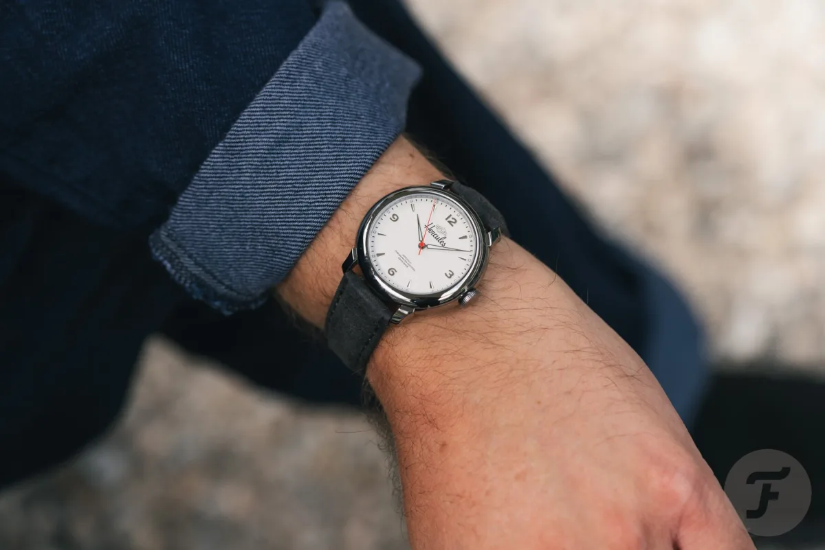 HP Hercules tantalum case contrasting with the white dial