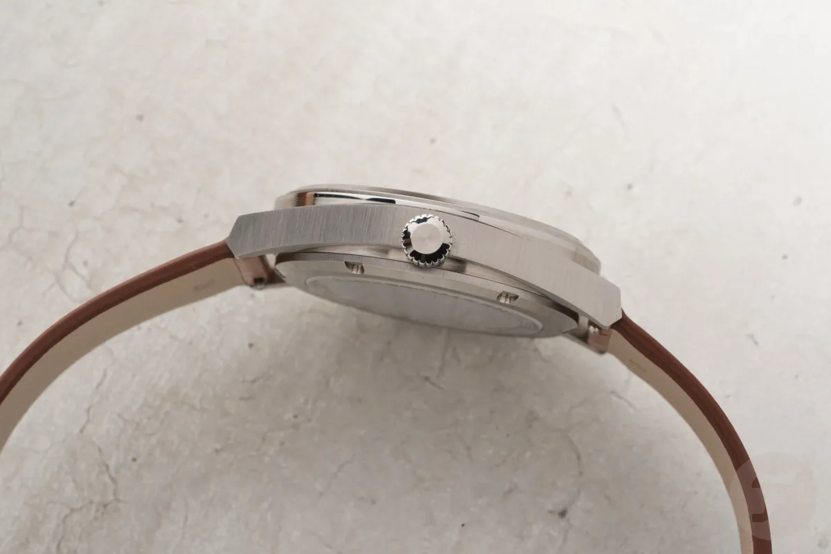 Close-up of Laps Arche case with polished and satin finishes