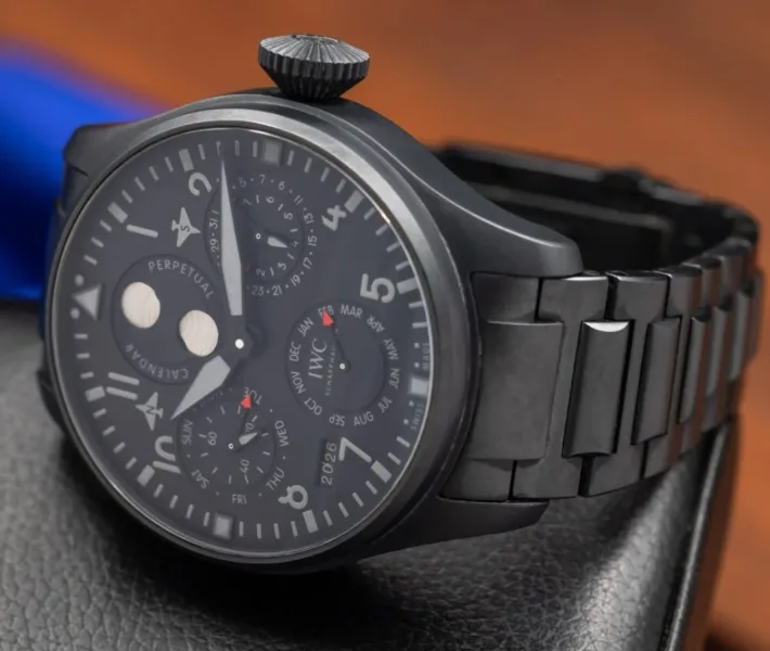Big Pilot’s Watch with 43 mm case and 100m water resistance