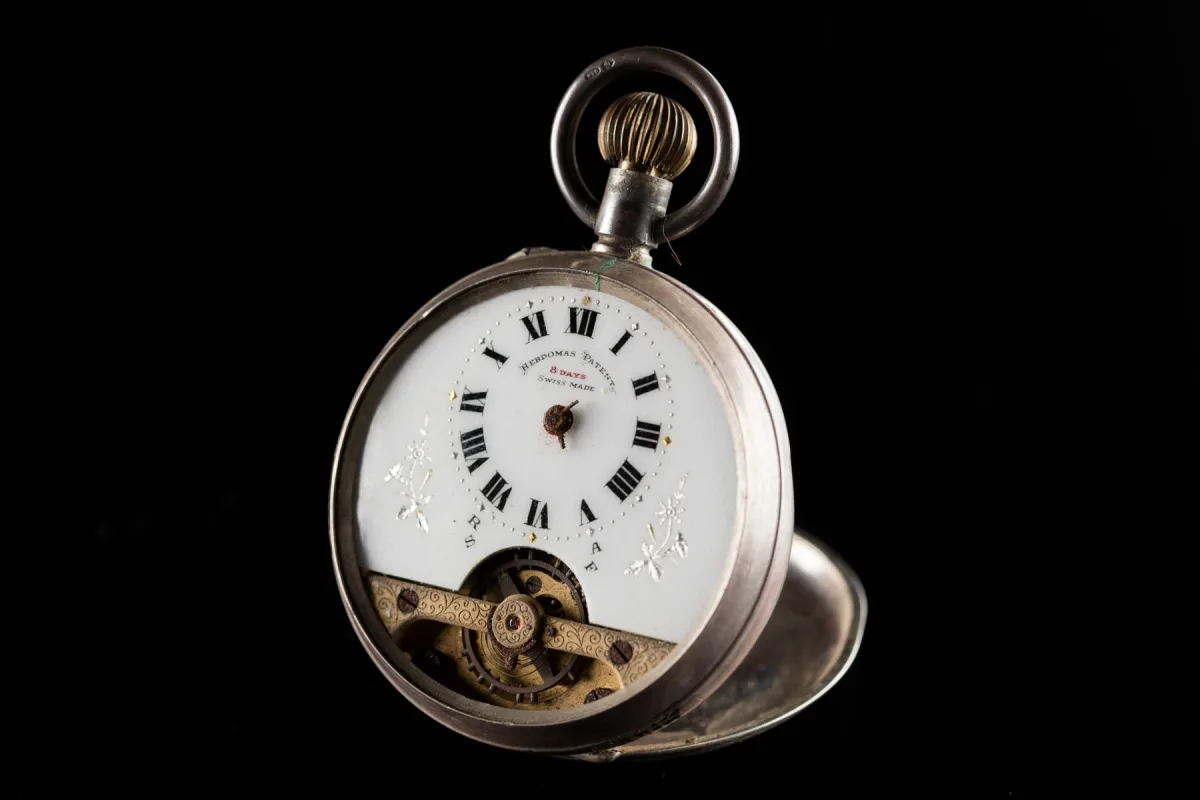 Vintage pocket watch with repeater mechanism