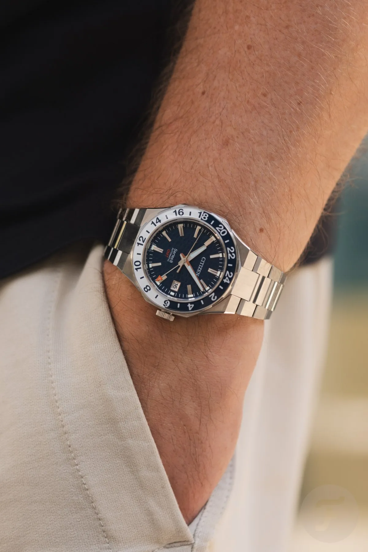 Three-link bracelet of Citizen Series 8 880 GMT with polished chamfers