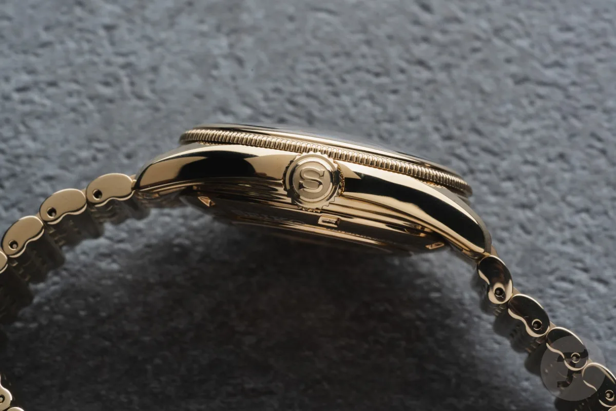 Detailed view of Seiko Presage HCC009J1 dial pattern