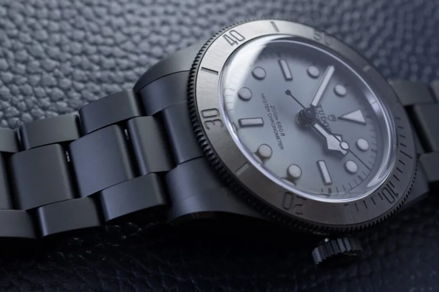 Ceramic and carbon materials in watchmaking