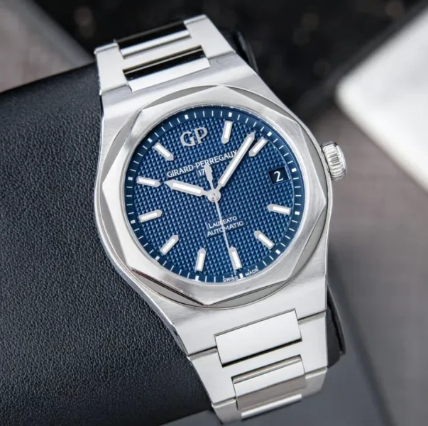 Girard-Perregaux Laureato watch with steel bracelet and textured dial