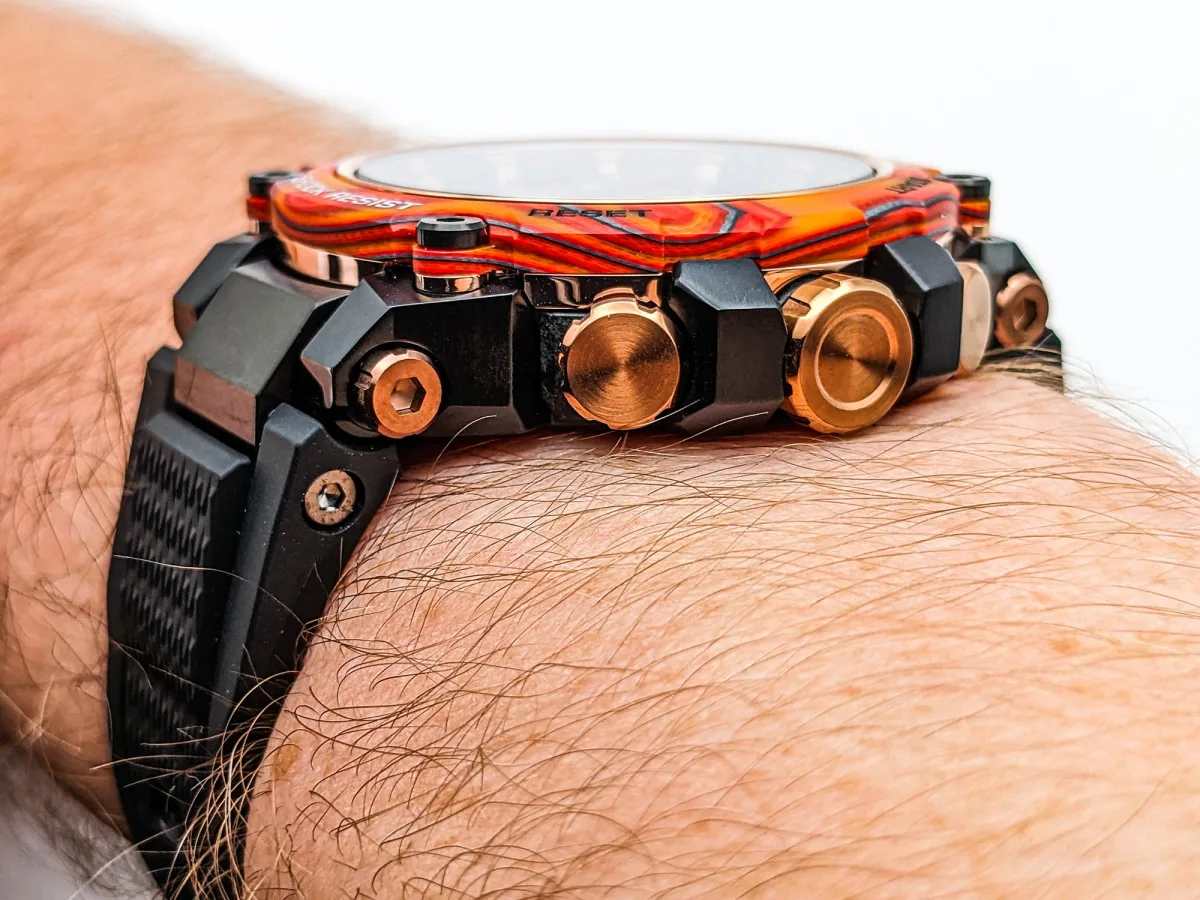 Close-up of the MTGB3000FR-1A case design