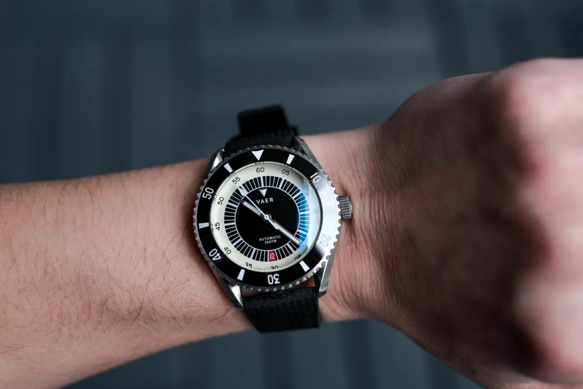 Close-up of Vaer D5 Tropic dual-tone dial